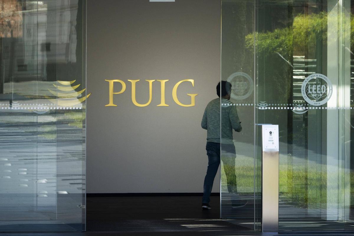 La entrada de una de las dos torres que hacen de oficinas centrales de Puig en l'Hospitalet de Llobregat (Barcelona)