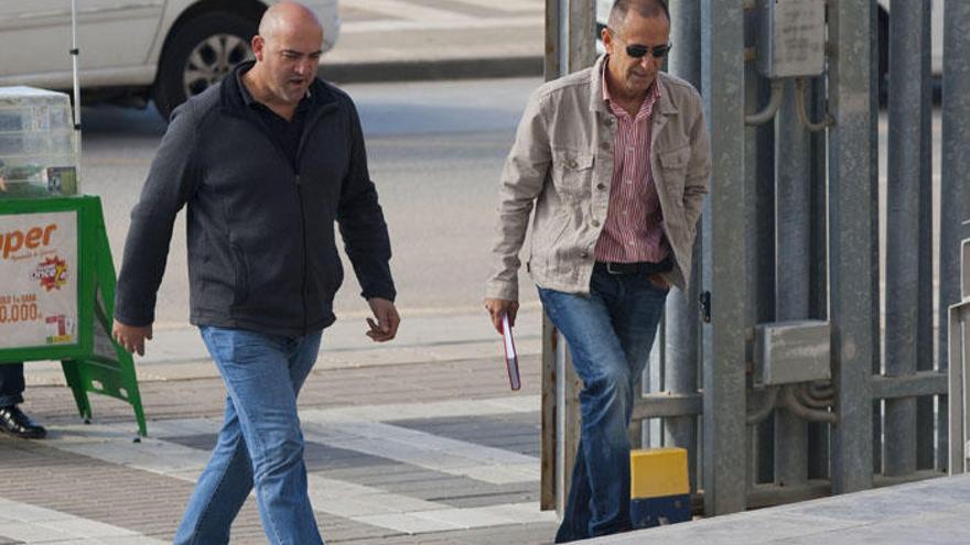 Manuel Belmonte, a la derecha, entrando a los juzgados.