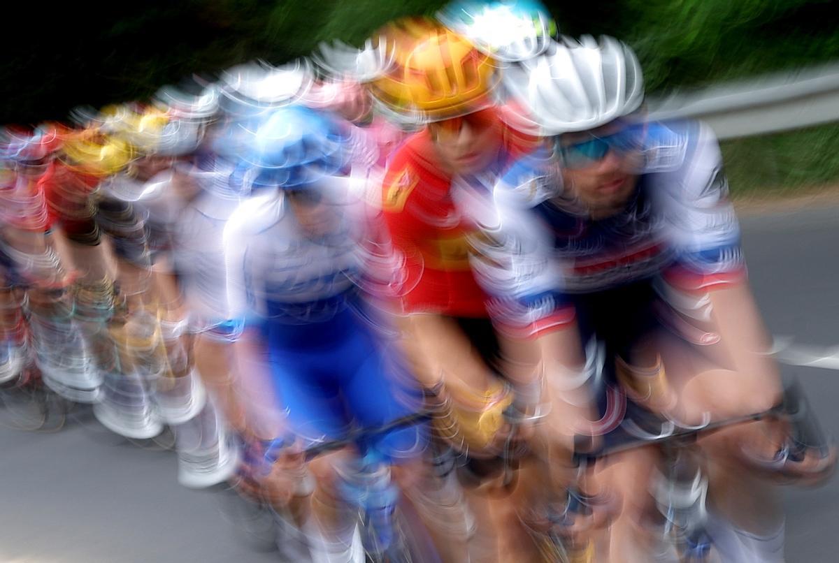 Dax (France), 04/07/2023.- Picture taken with slow shutter speed of the peloton in action during the 4th stage of the Tour de France 2023, a 181,8km race from Dax to Nogaro, France, 04 July 2023. EPA- (Ciclismo, Francia) EFE/EPA/MARTIN DIVISEK