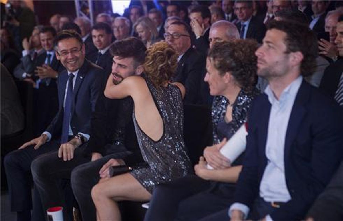 Gerard Piqué, emocionat després de dedicar el premi als seus pares.