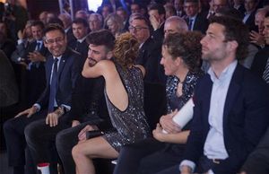 Gerard Piqué, emocionat després de dedicar el premi als seus pares.