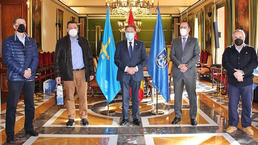 Los 49 trabajadores municipales jubilados este año reciben su homenaje