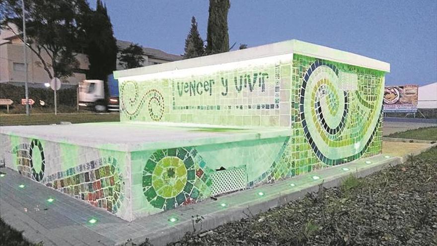 La glorieta vencer y vivir se ilumina en verde en el día contra el cáncer