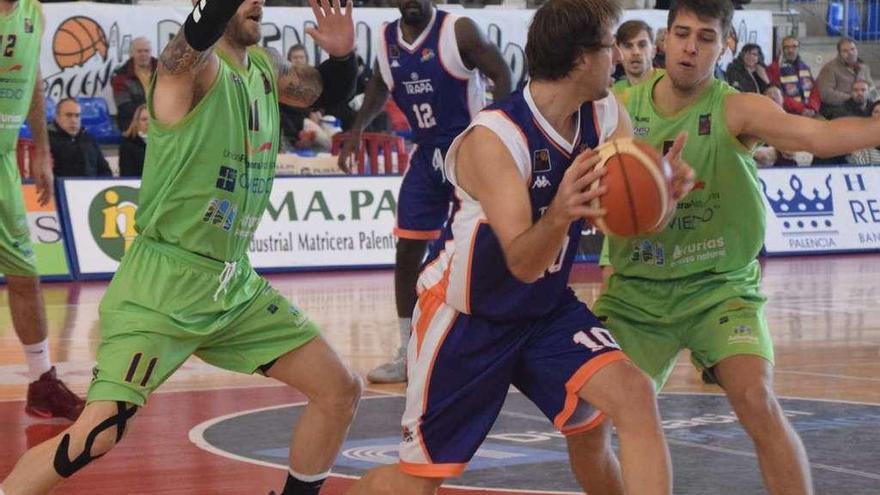 Urko Otegui, con el balón, defendido por Maynard, a la izquierda, y Arturo Fernández.