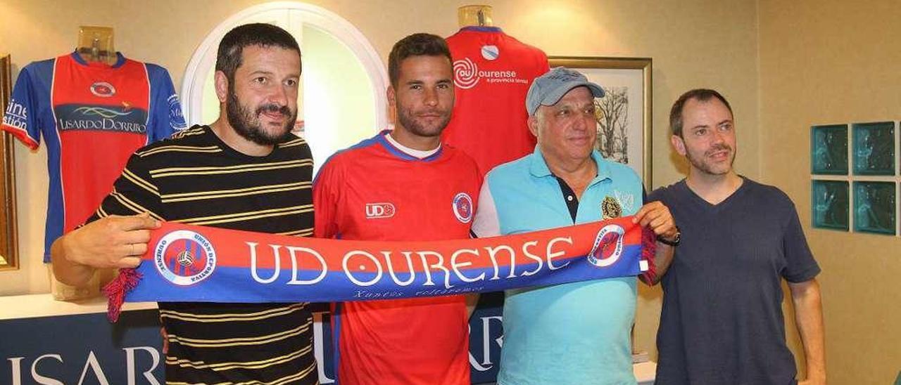 Fernando Currás, Adrián Rodríguez, Lisardo Dorribo y Modesto García, ayer por la tarde en la presentación del jugador. // Iñaki Osorio