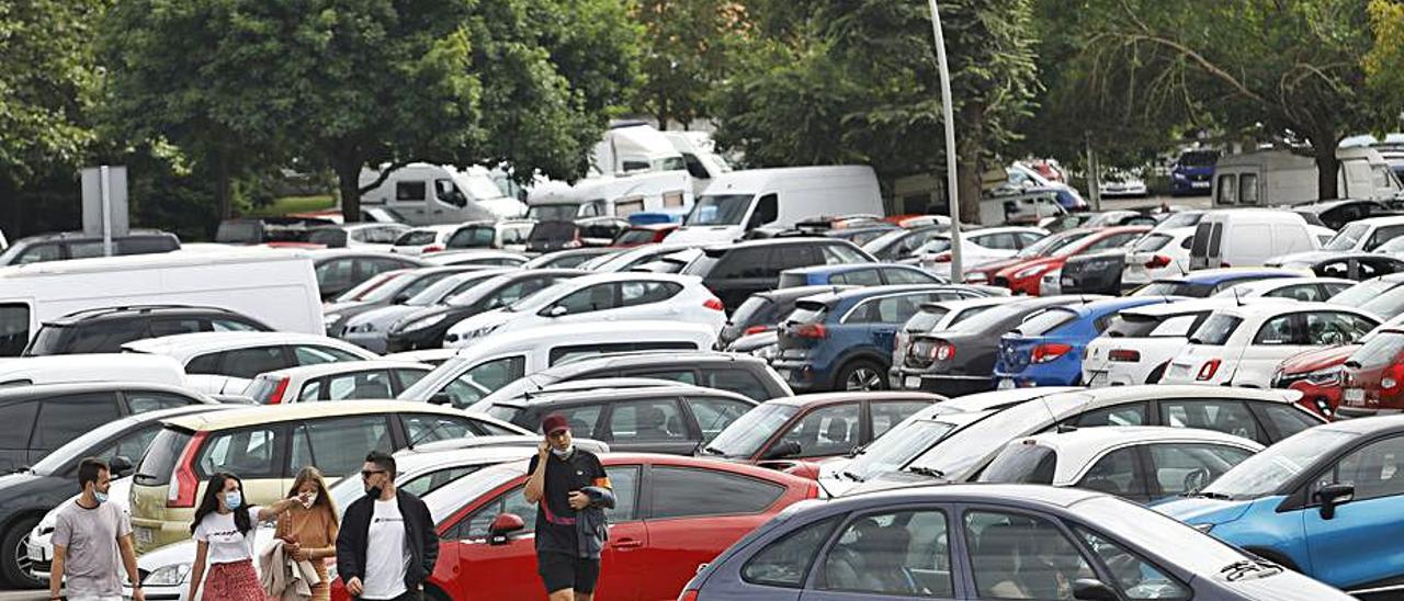 El parking del parque Hermanos Castro, ayer, lleno por completo. | M. León