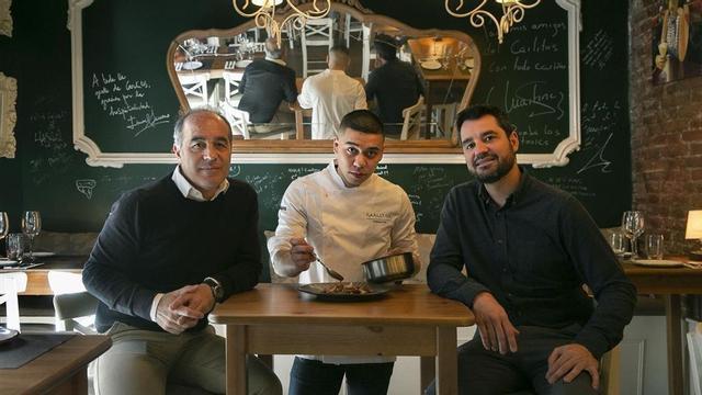 Los hermanos Javier y Carlos Triviño, con el cocinero Kemuel Gual en el centro.