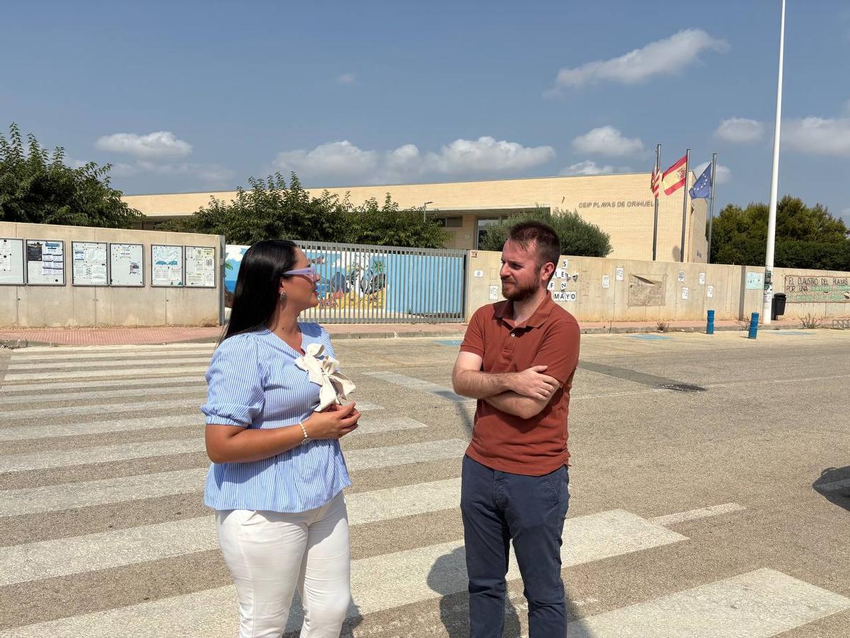 El edil Quique Montero, de Cambiemos, en el CEIP Playas de Orihuela