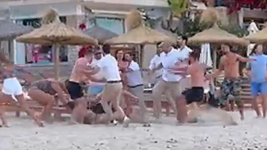 Angriff am Strand von Illetes: Betrunkene Briten gehen auf Polizei und Bar-Mitarbeiter los