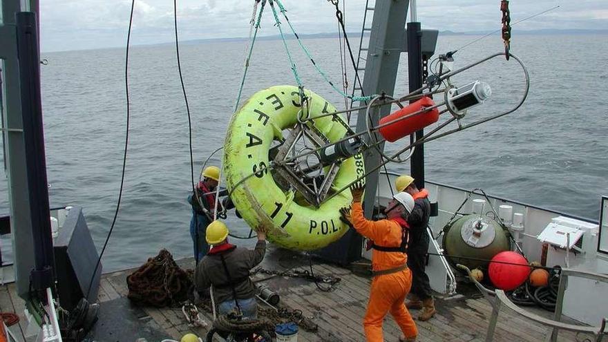 Personal del Cefas británico a bordo del oceanográfico &#039;Endeavour&#039;.