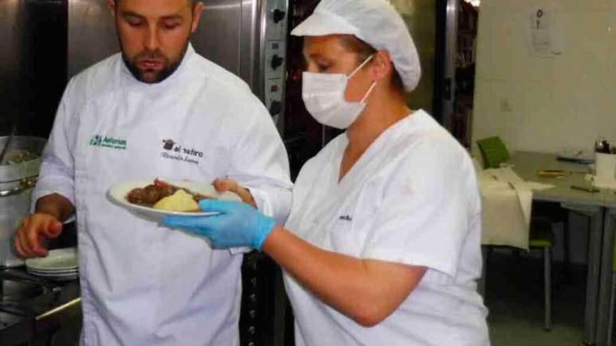 El cocinero Ricardo González, en la cocina del hospital comarcal.