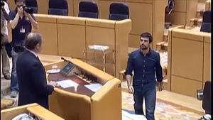 El senador de Podem Ramón Espinar és escridassat per membres del PP durant la seva presa de possessió.
