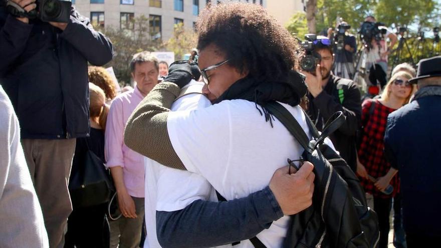 Ana Julia Quezada se abraza a Ángel Cruz, padre de Gabriel.