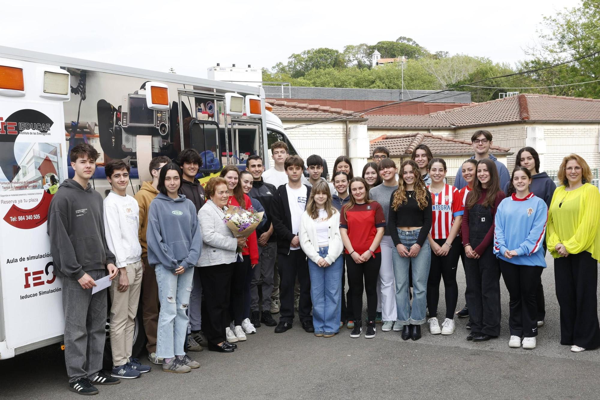 El homenaje en La Corolla a la primera conductora de ambulancias en Asturias, en imágenes