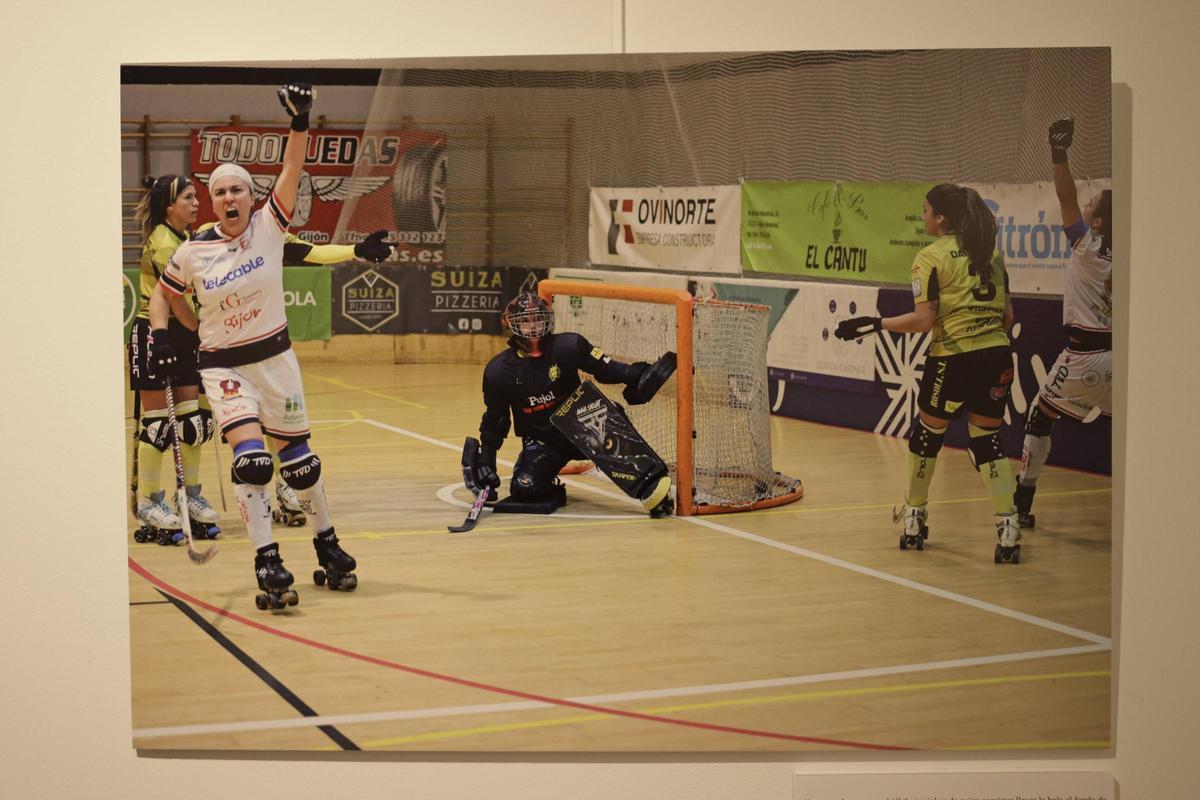 Natasha Lee celebra un gol en su última temporada en activo como jugadora.