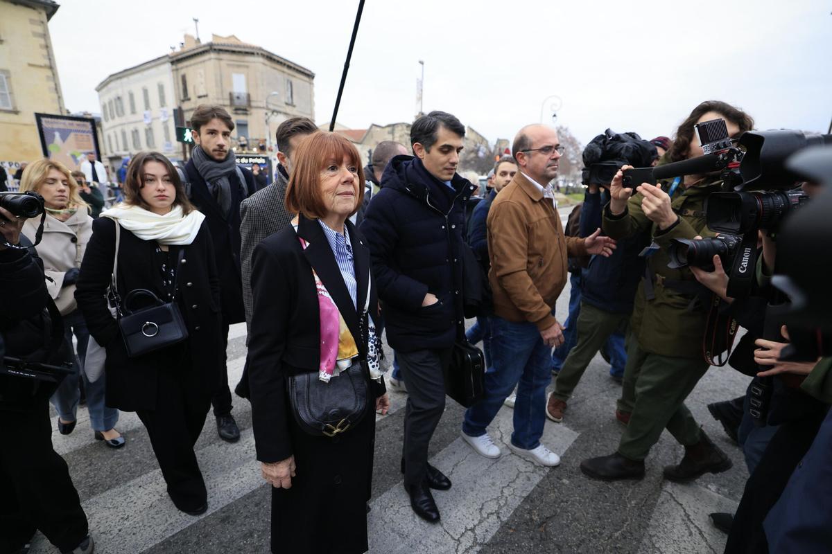 Avignon (France), 02/12/2024.- Gisele Pelicot (L), escorted by her lawyers Stephane Babonneau (R) arrive at the criminal court where her husband Dominique Pelicot is on trial in Avignon, South of France, 19 December 2024. Judges will hand down verdicts on 51 men in the mass rape trial in which Dominique Pelicot is accused of drugging and raping his then-wife, Gisele Pelicot as well as inviting dozens of men to rape her while she was unconscious at their home in Mazan, France, between 2011 and 2020. (Francia) EFE/EPA/GUILLAUME HORCAJUELO