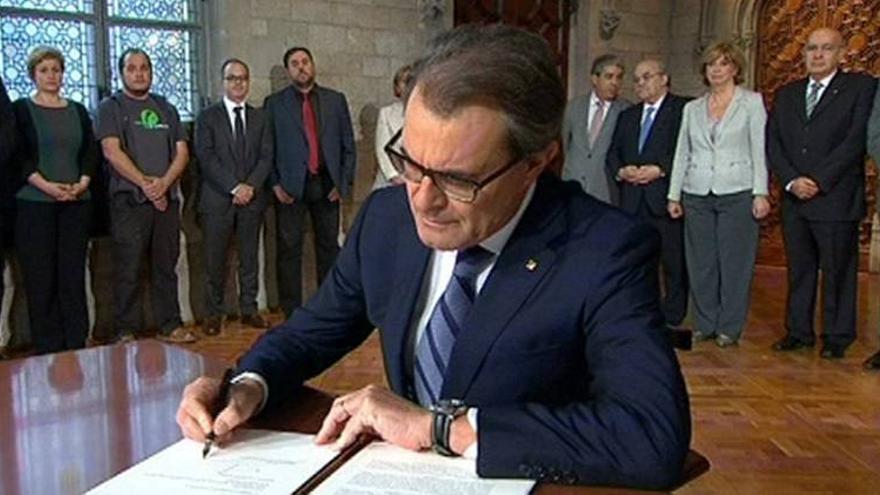 Mas firma el decreto para convocar la consulta