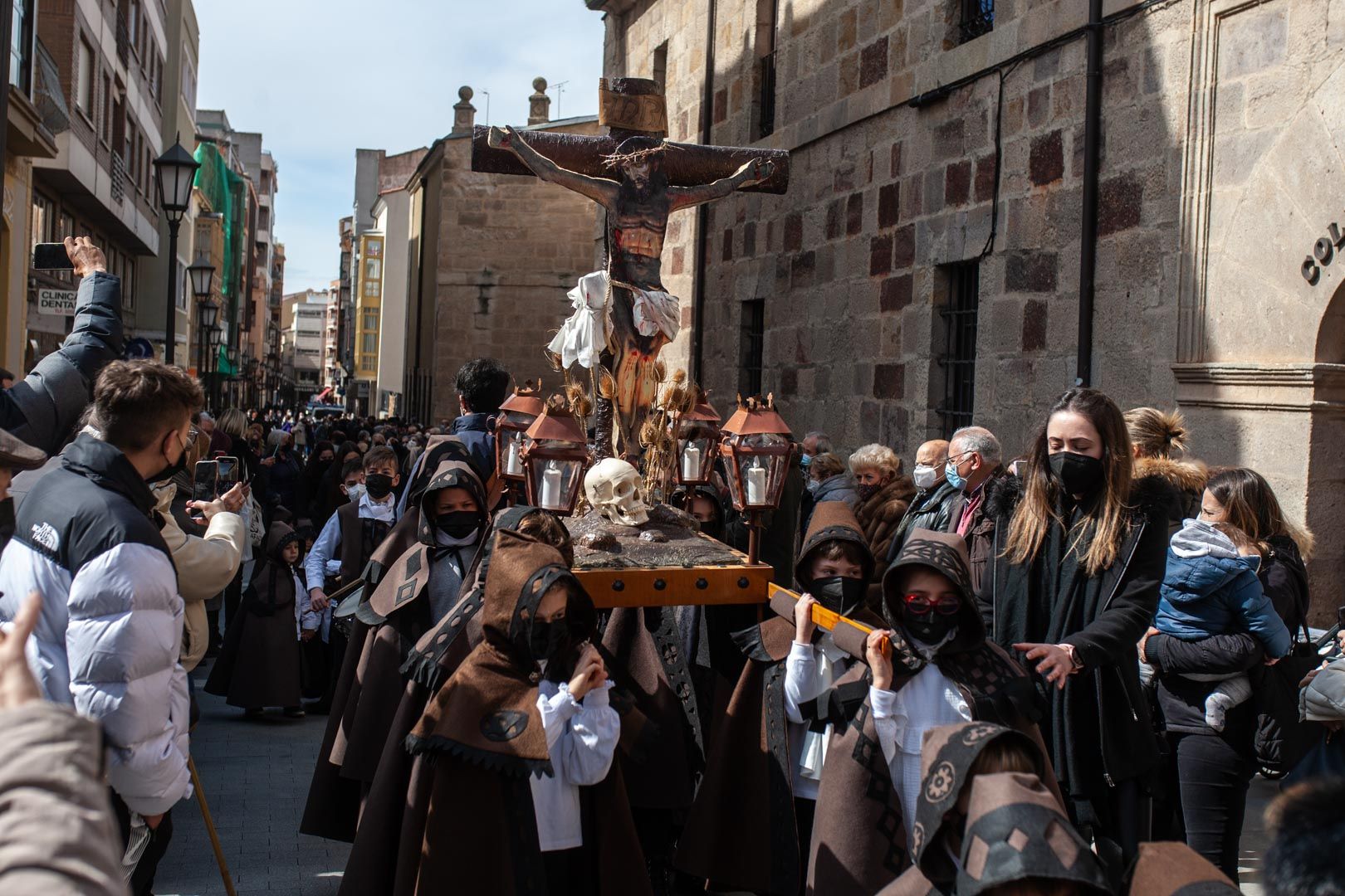 GALERÍA | La particular procesión de las Capas Pardas de los niños de la Milagrosa de Zamora