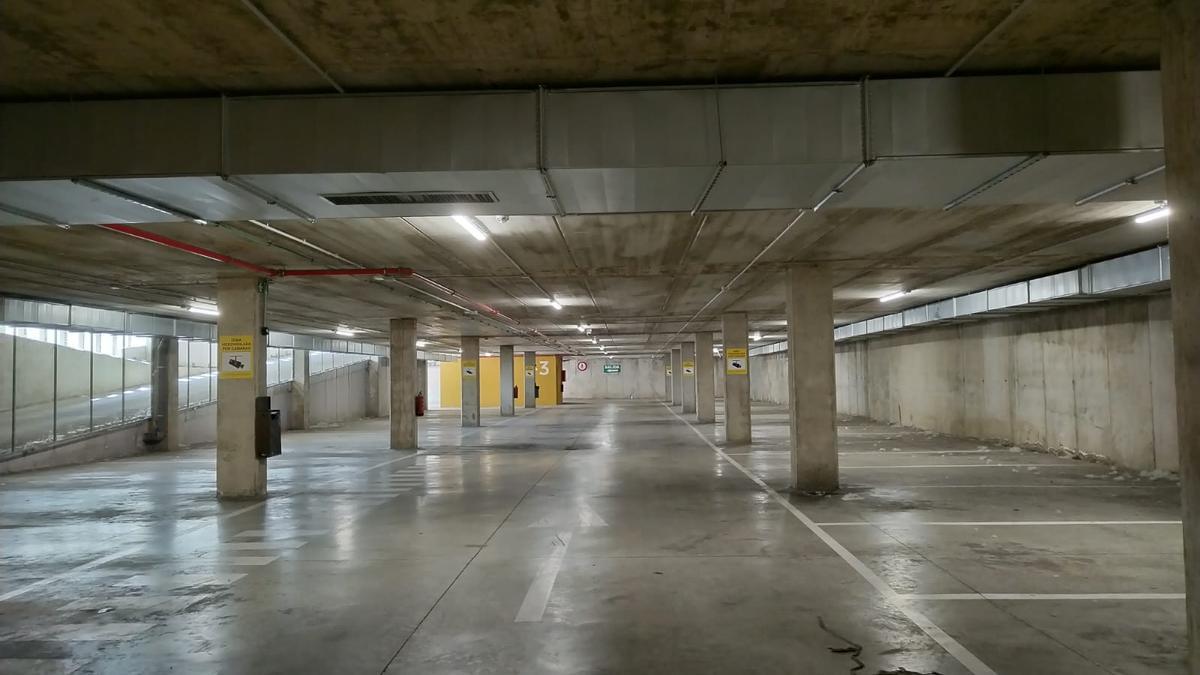 Tercera planta del parking rotatorio de Plasencia, vacía este martes por la tarde.
