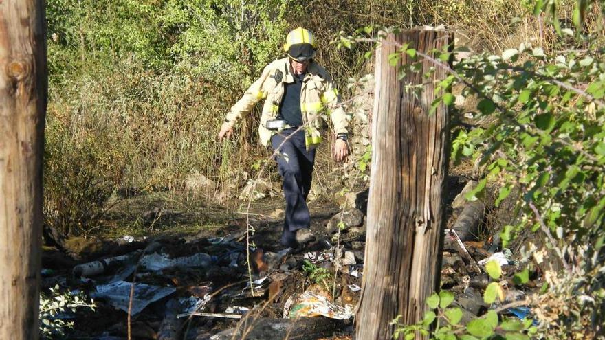 Les restes de deixalles cremades a la zona on hi havia la barraca