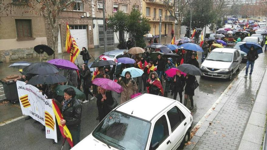 La manifestació ultra i la marxa antifeixista acaben amb intercanvi de crits a la plaça Major