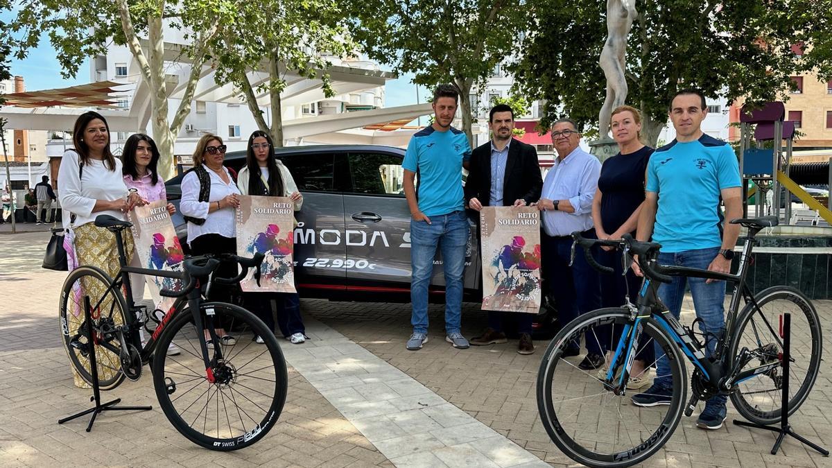 Integrantes del Bike Extreme junto a Verónica Antúnez, acompañada de Santi Amaro y José María Ramírez.