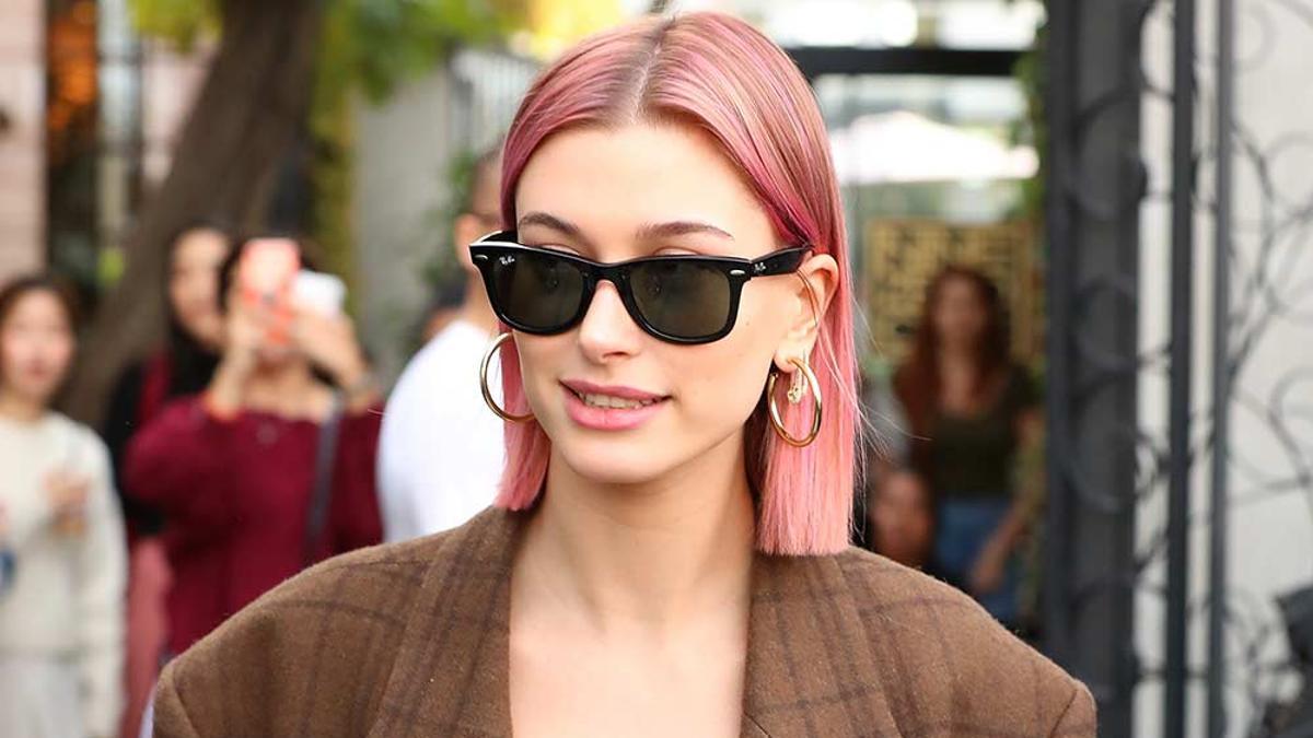 Hailey Bieber con el pelo rosa