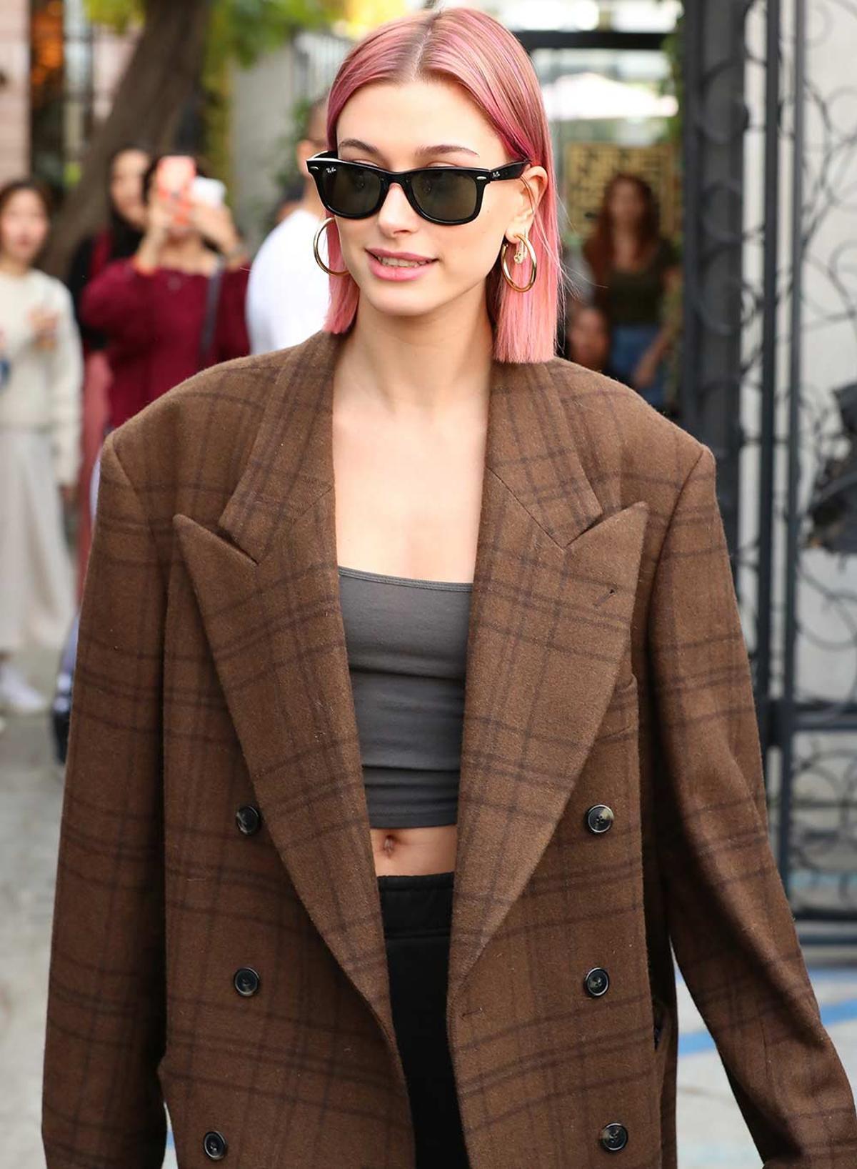 Hailey Bieber con el pelo rosa