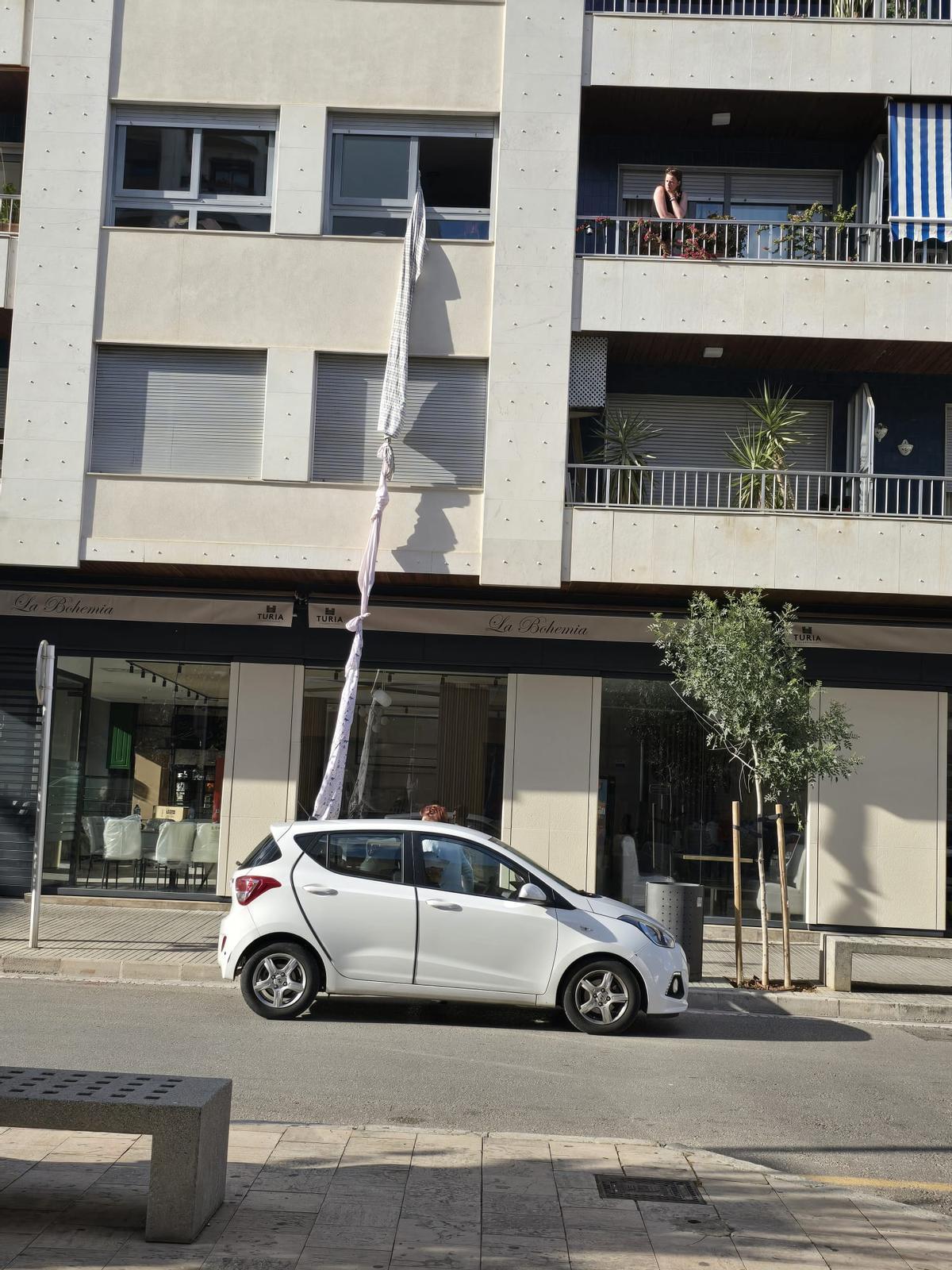 Las sábanas por las que trató de salir de casa el hombre atendido.