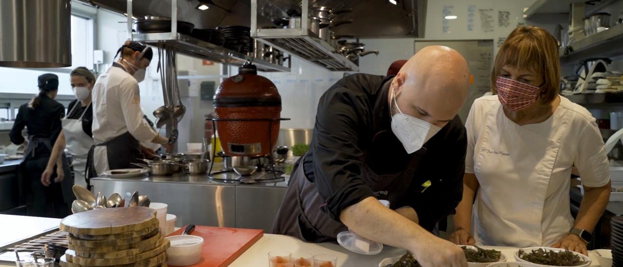 Fotograma del documental, con María José San Román en la cocina de su restaurante