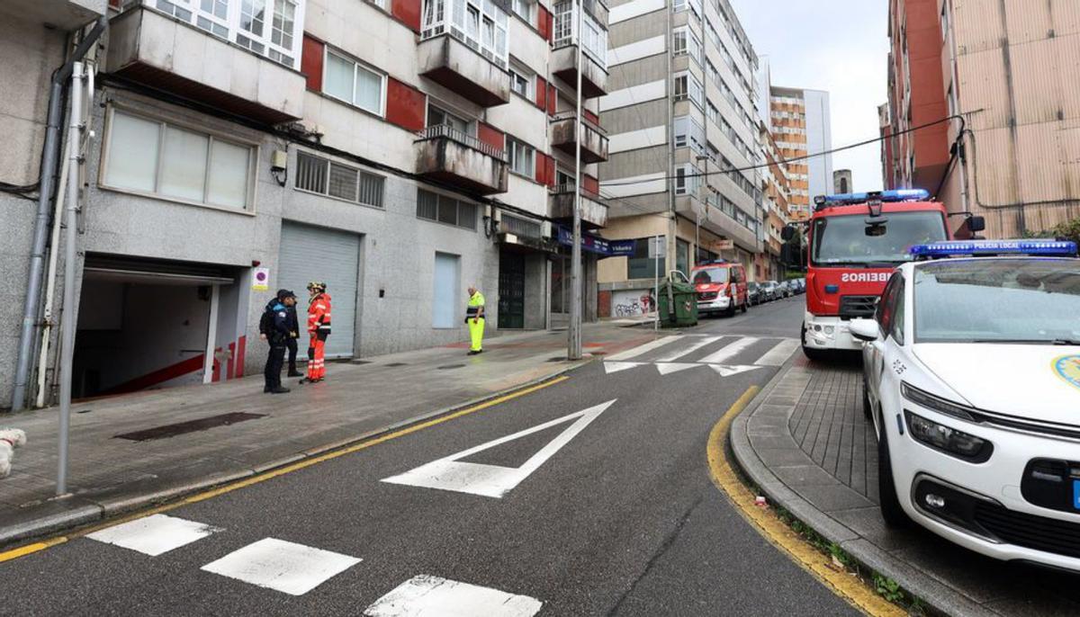 Operarios de Viaqua alivian una alcantarilla en la Oliva. |  G. Santos