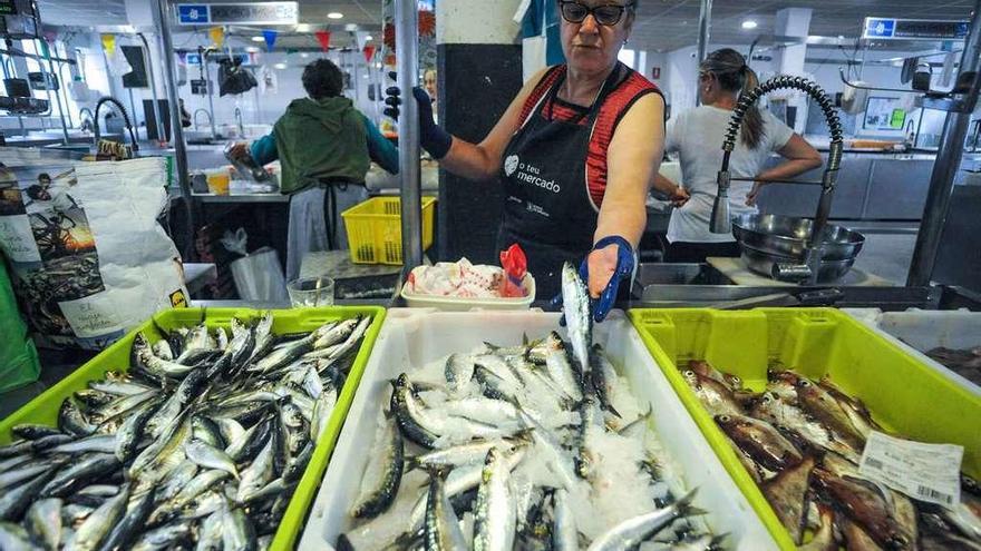 En el Mercado de Abastos de Vilagarcía se despacharon ayer sardinas &quot;do xeito&quot;. // I. Abella