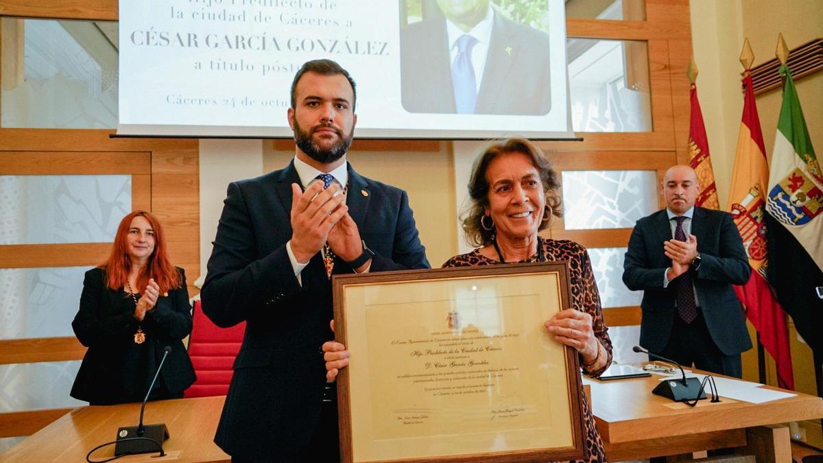 El alcalde de Cáceres, Luis Salaya, junto Marilar León, viuda de César García González, hoy en el salón de plenos del consistorio.