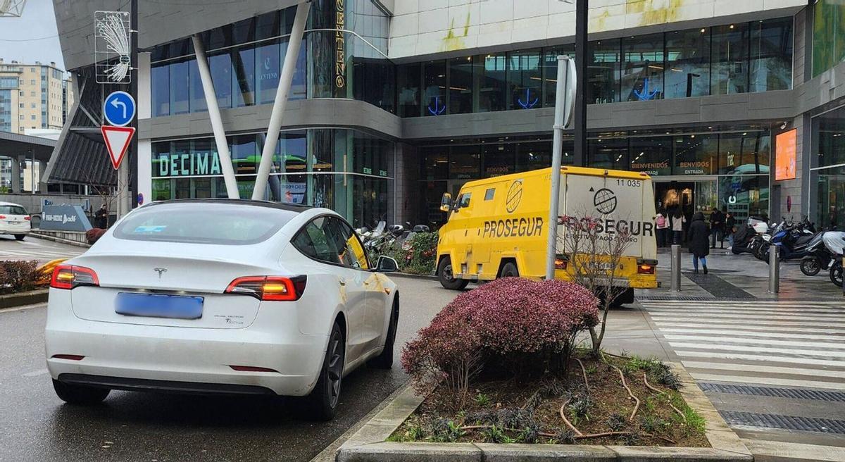 Un vehículo VTC en el Centro Comercial Vialia y Estación de Vigo.