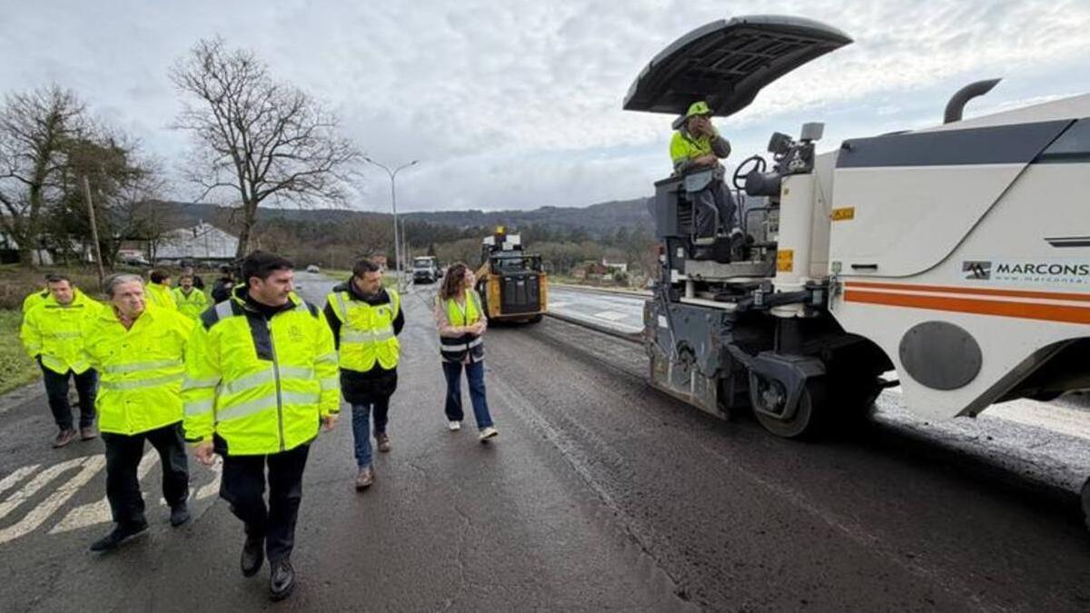 Visita institucional, con el delegado Pedro Blanco al frente, en las obras de reparación de la N-640 en Cuntis
