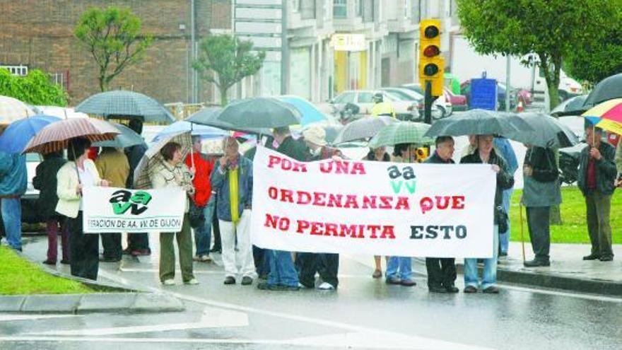 Unánime protesta en Roces contra las antenas de telefonía del barrio