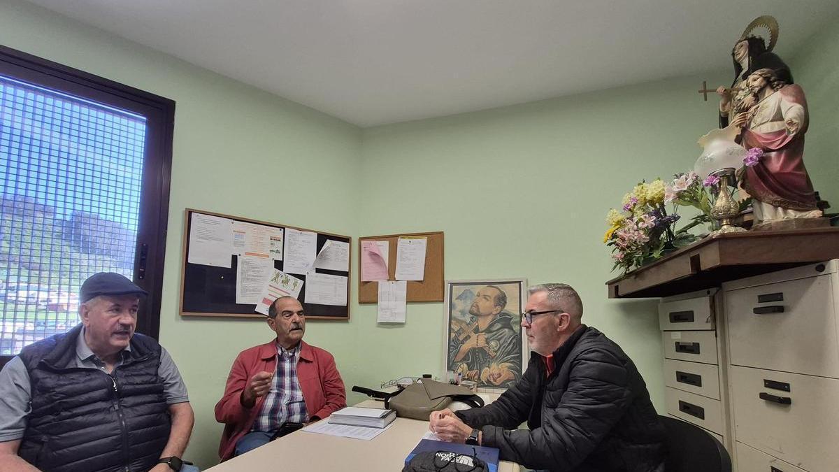 Representantes vecinales en la oficina del centro ciudadano del Camino del Tornero.