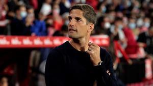 GRANADA, 03/10/2021.- El entrenador del Granada Robert Moreno al inicio del partido de la octava jornada de Liga que disputan frente al Sevilla, este domingo en el estadio Nuevo Los Cármenes. EFE/ Pepe Torres. granada . sevilla. liga españa 2021/2022 granada . sevilla. 08. nuevo los carmenes . granada