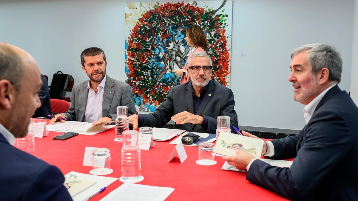 Fernando Clavijo (d) con el rector de la ULPGC LLuis Serra (c) y el de la ULL FranciscoGarcía en una reunión anterior.