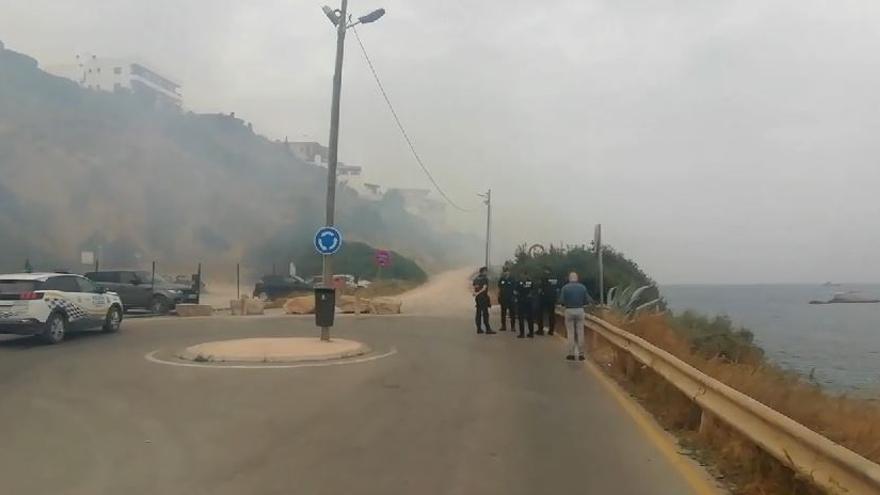 Incendio de vegetación en una calle de Ibiza