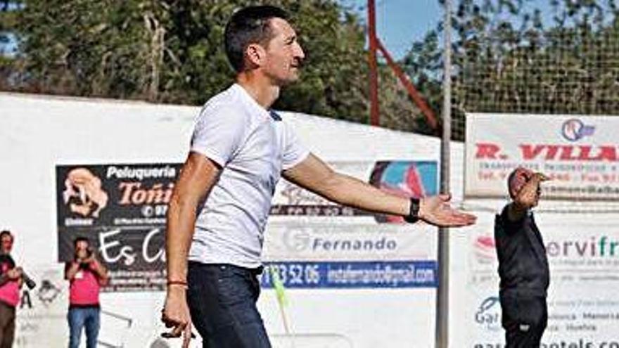 Raúl Casañ, entrenador de la Peña Deportiva, ayer en un instante del duelo ante el Getafe B .