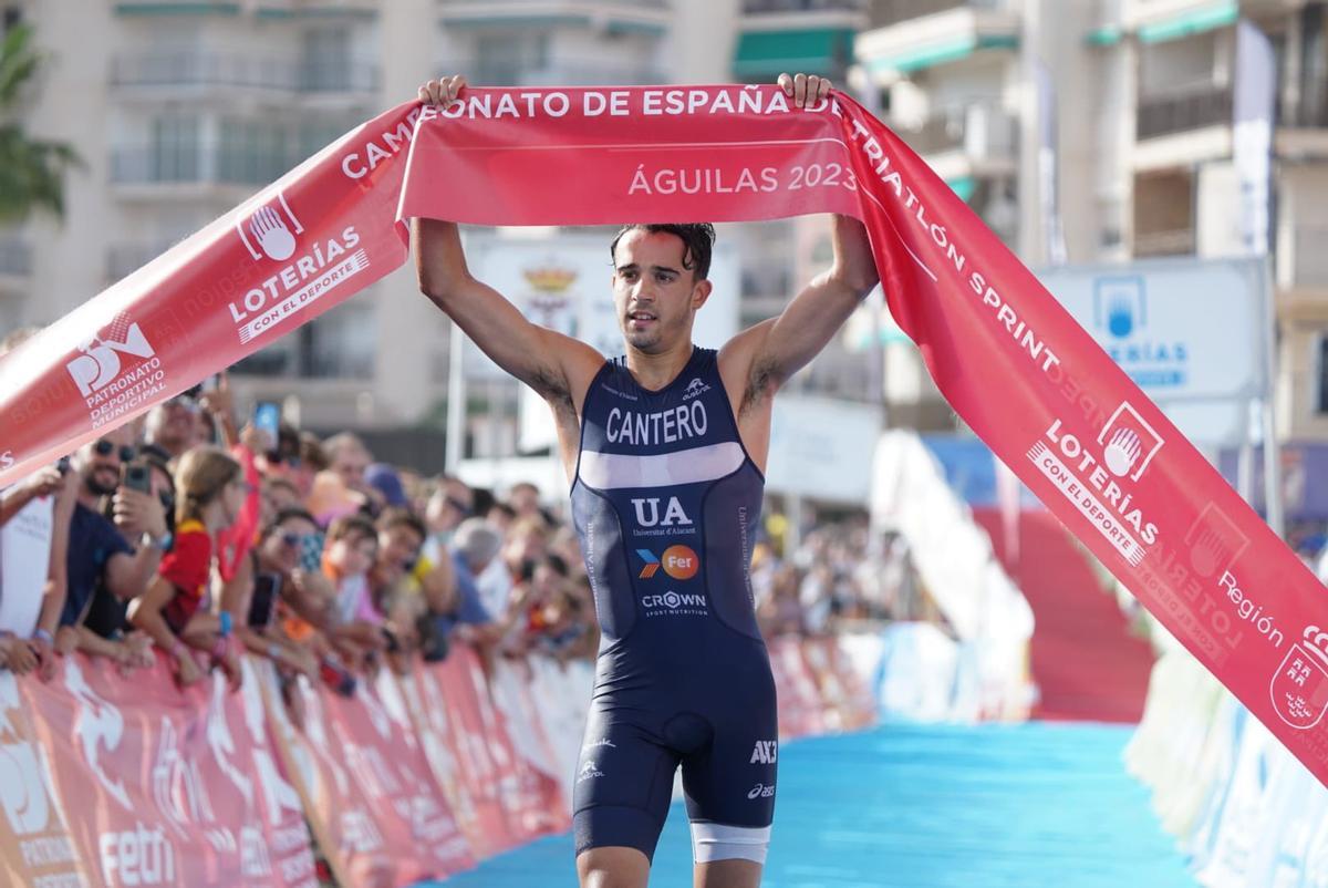 David Cantero cruza la meta del campeonato de España en distancia sprint en primer lugar.
