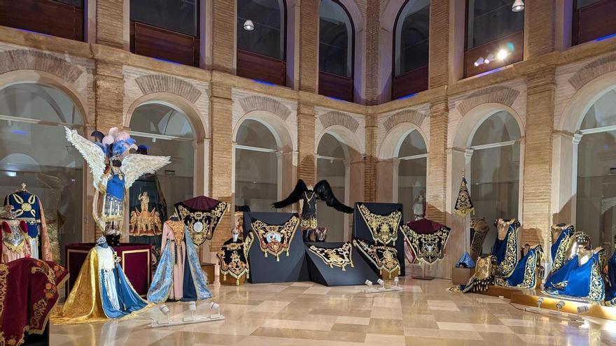 El Paso Azul de Lorca amplía su procesión con medio centenar de bordados y el Carro del Ángel Caído