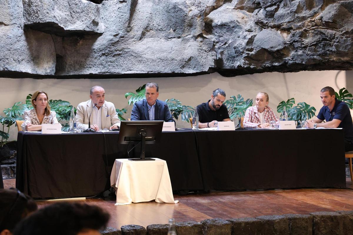 Domingo Cejas (tercero por la izquierda) en la Junga General del Consejo Insular del Agua celebrada este viernes en el Monumento El Campesino