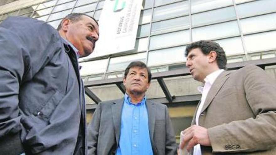 Por la izquierda, los socialistas Balbino Dosantos, Javier Fernández, Jesús Gutiérrez y Jesús Álvarez Barbao, en el campus de Mieres. / fernando geijo