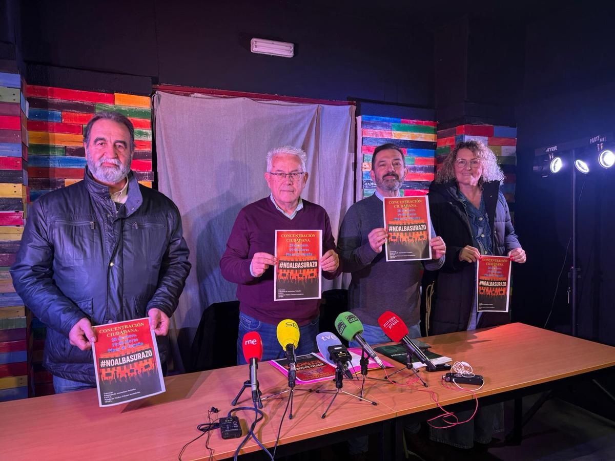 Los colectivos convocantes de la concentración contra el "basurazo" en la rueda de prensa esta mañana en Badajoz.