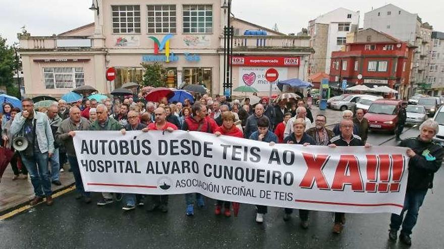 Protesta de los vecinos del barrio de Teis. // Marta G. Brea