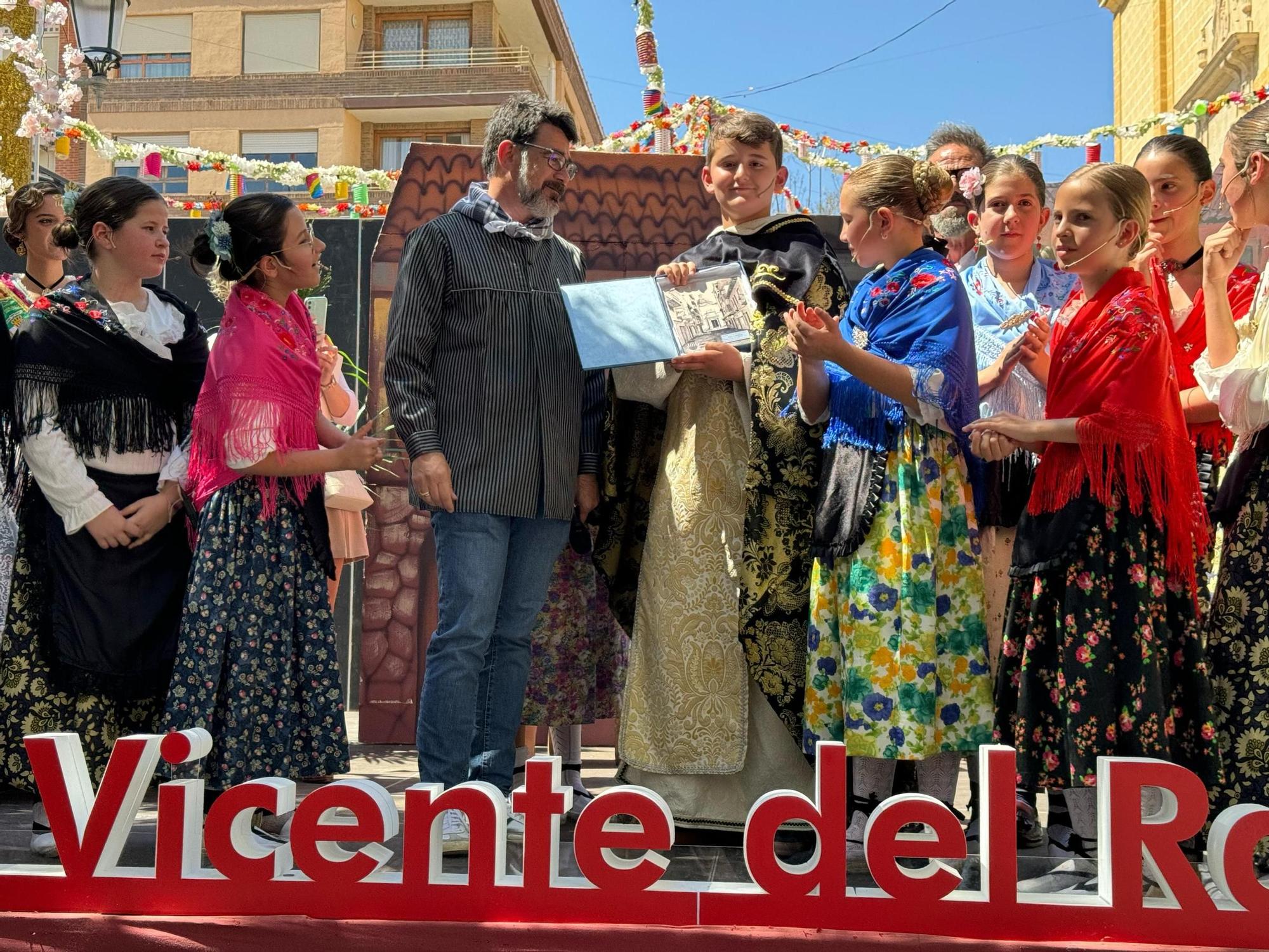 LAs imágenes del cierre a las Fiestas de San Vicente con la representación de "Els Miracles de Sant Vicent" y el Baile del Farol