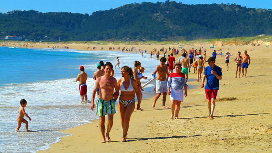 Aspecto que presentaba ayer la playa grovense de A Lanzada, donde se dieron cita miles de usuarios. // Muñiz