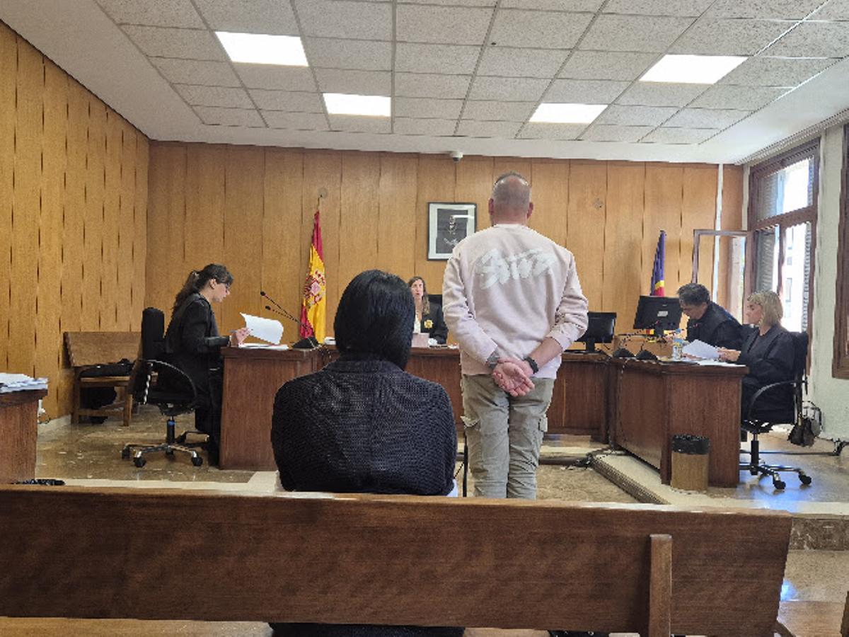 La pareja acusada de un presunto delito contra la intimidad durante el juicio en Vía Alemania.